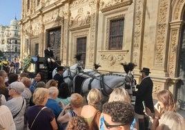 Coche fúnebre de caballos esperando el féretro de la artista.