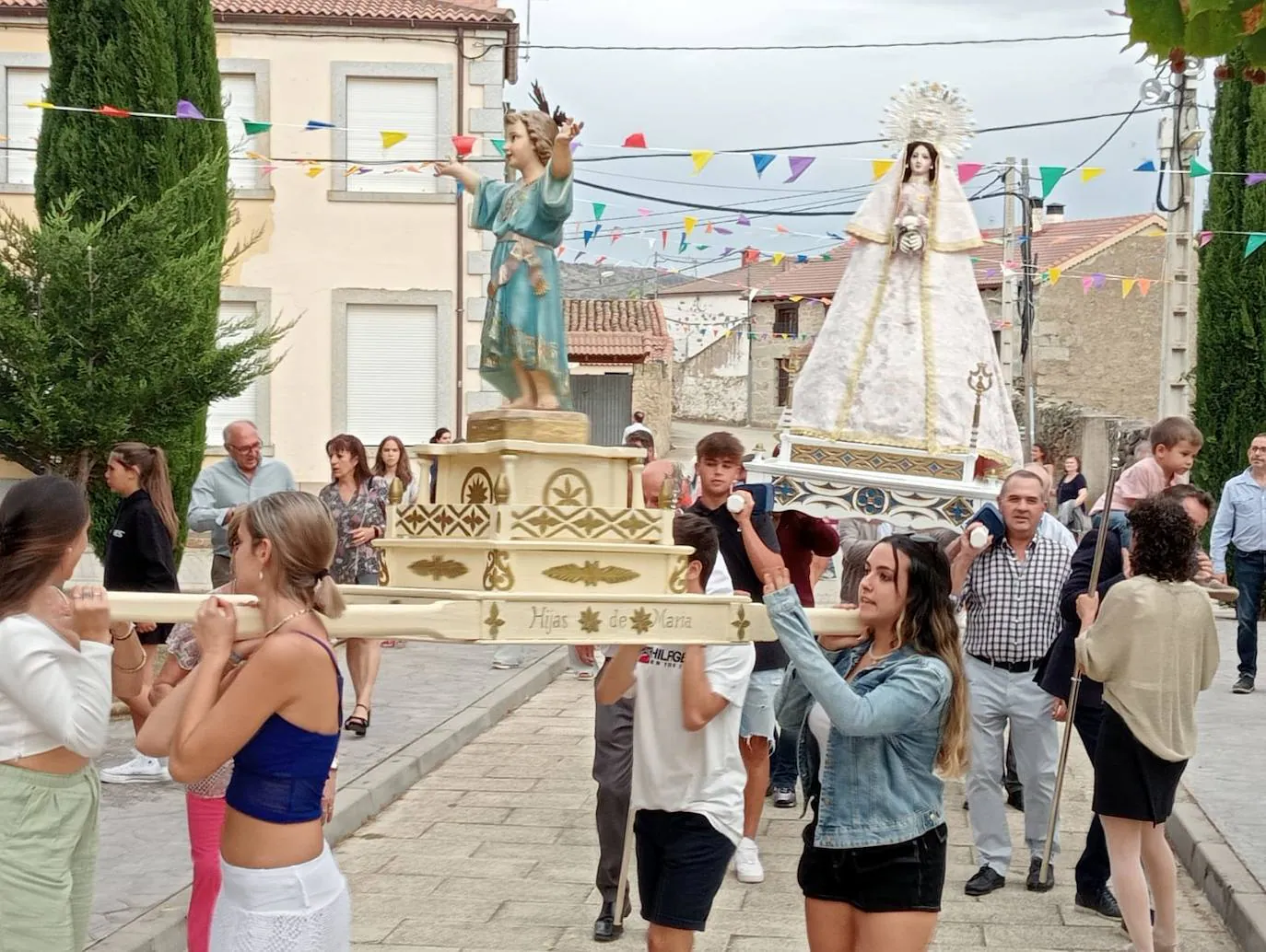 Los fieles de Gallegos de Solmirón honran a la Virgen de Gracia Carrero