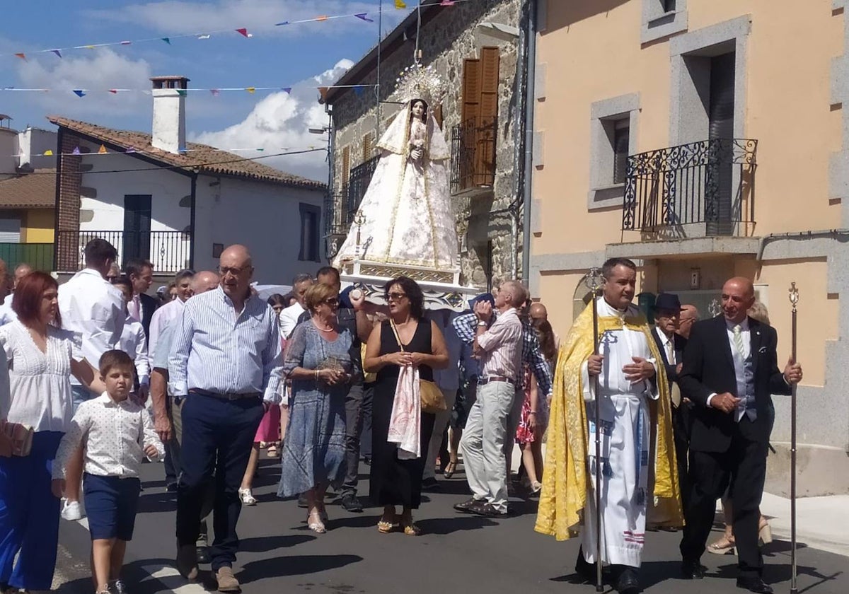 Gallegos de Solmirón no falla a la Virgen de Gracia Carrero