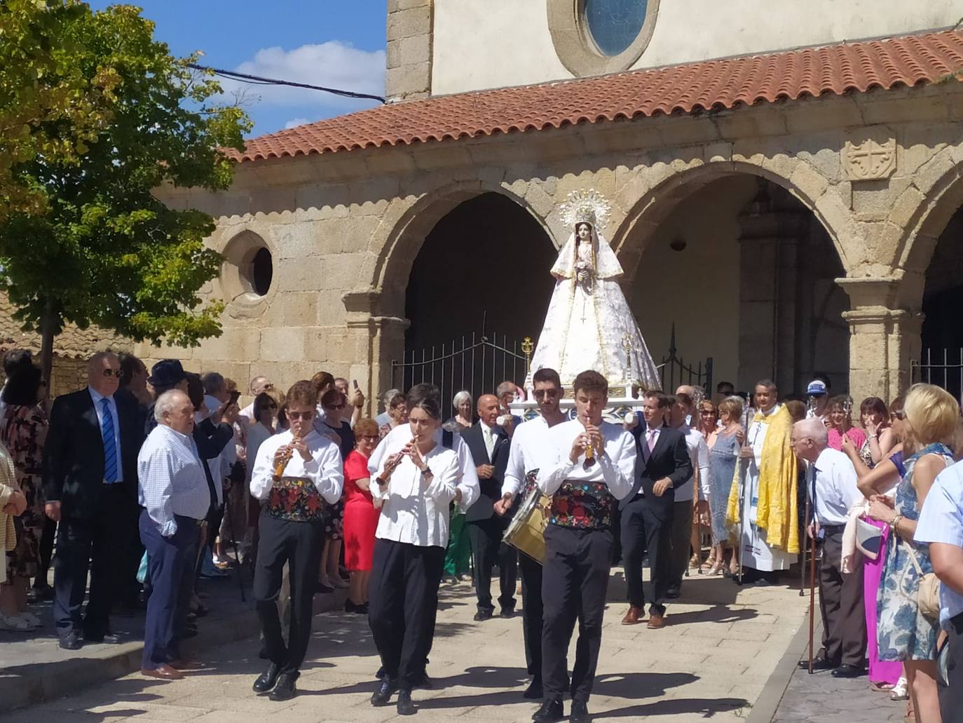 Gallegos de Solmirón no falla a la Virgen de Gracia Carrero