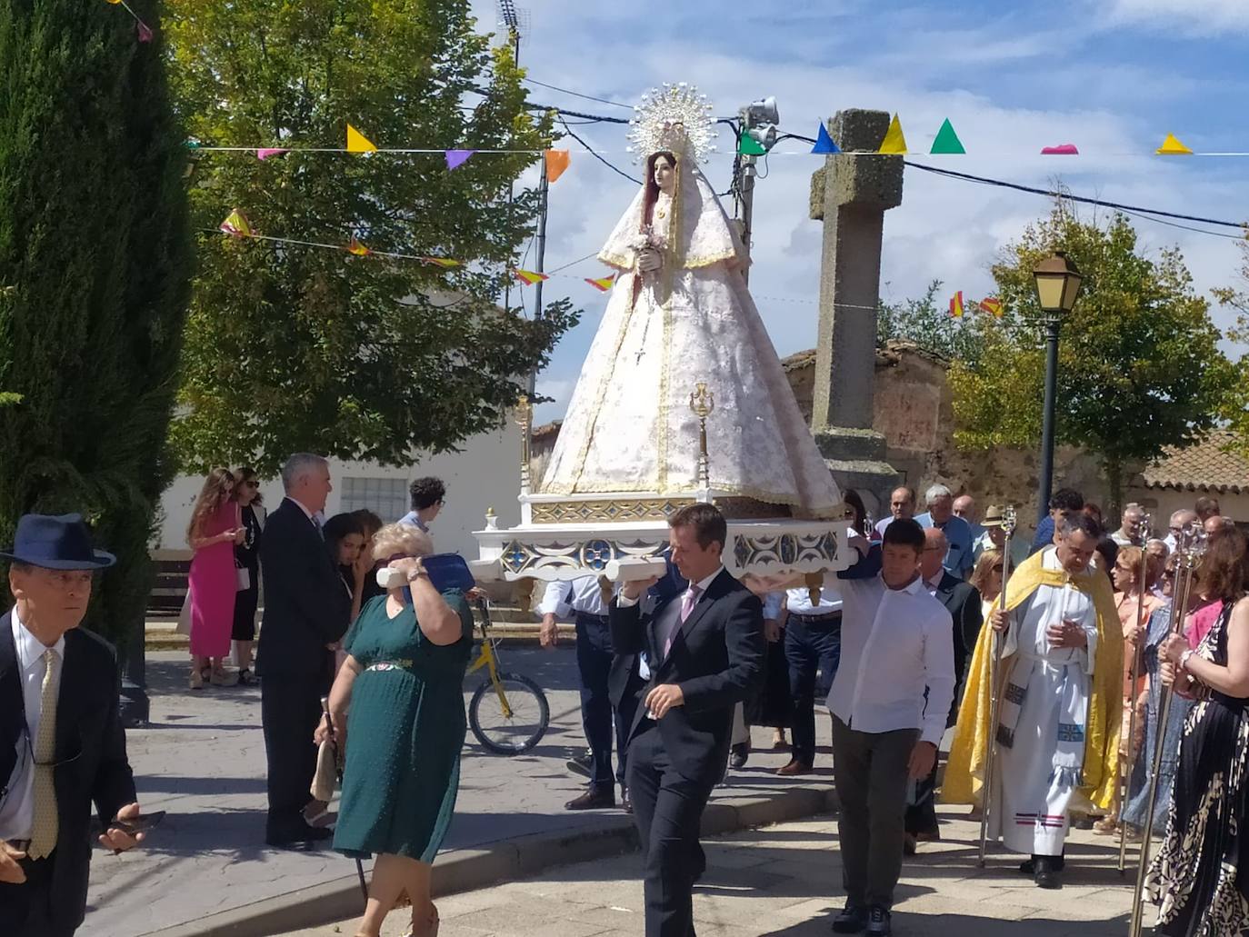 Gallegos de Solmirón no falla a la Virgen de Gracia Carrero