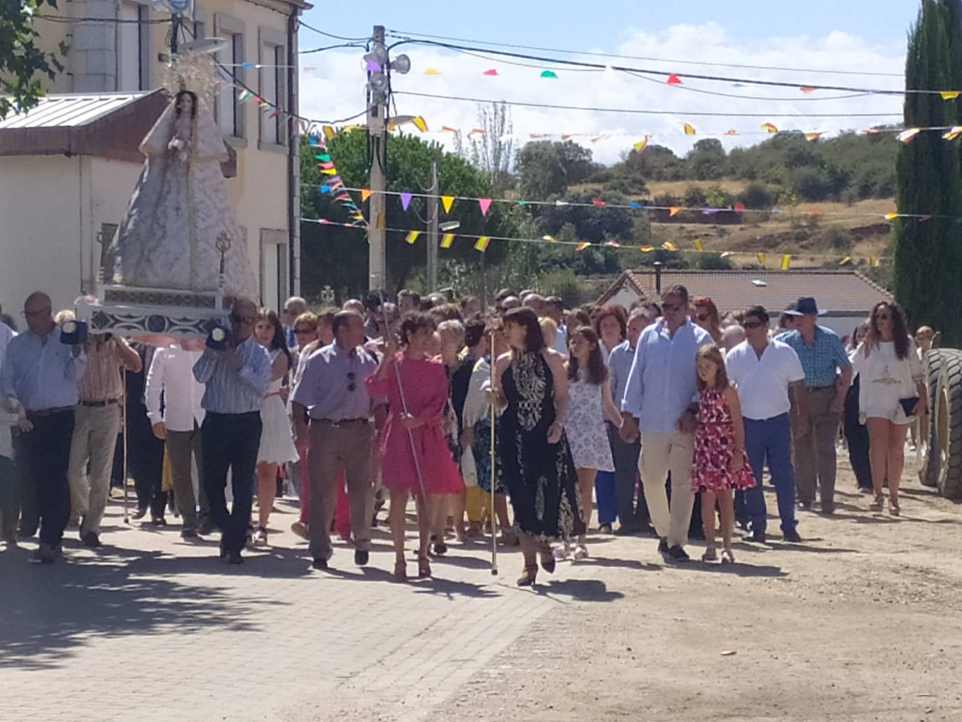 Gallegos de Solmirón no falla a la Virgen de Gracia Carrero