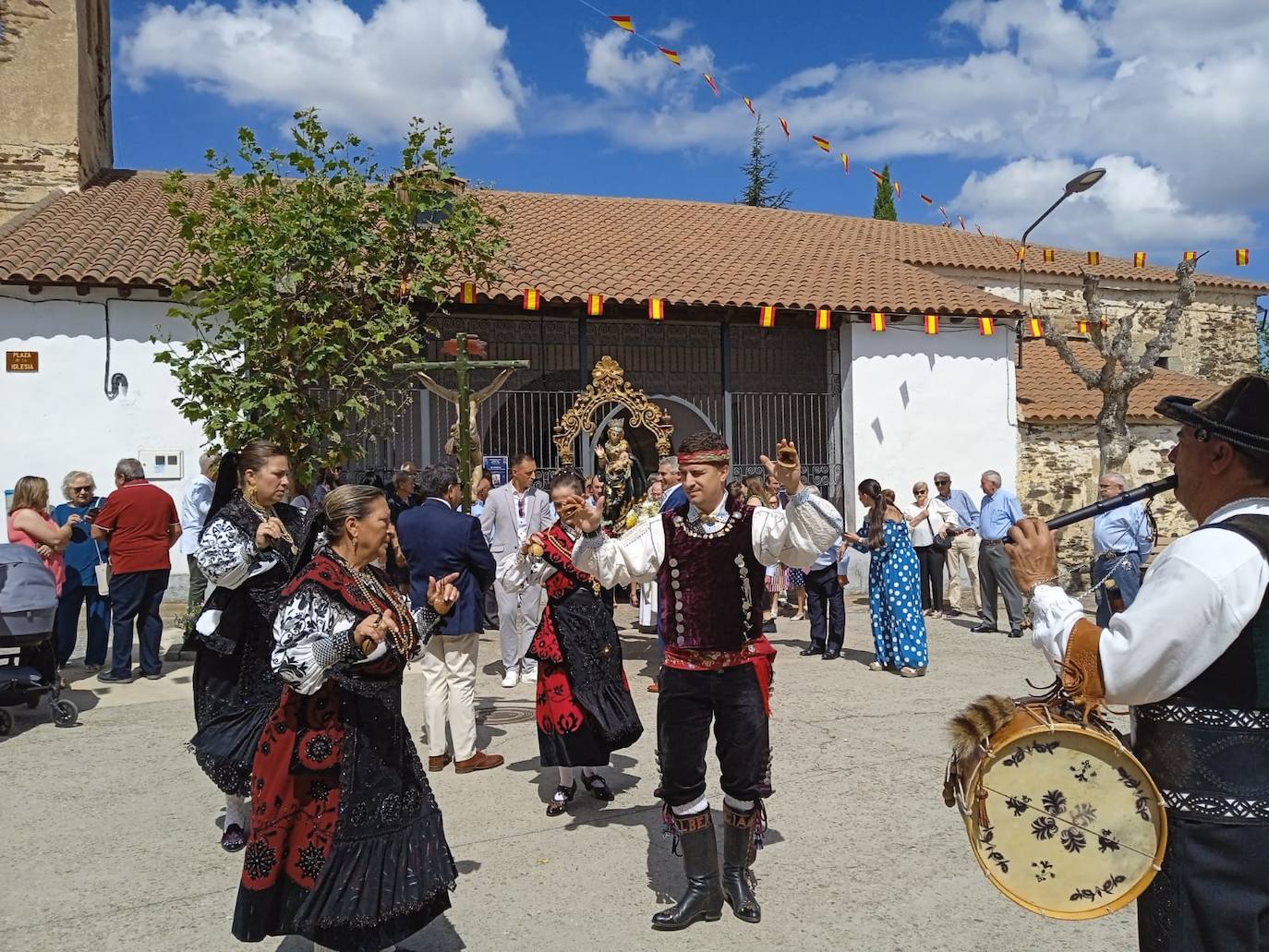 Los fieles de Aldeavieja de Tormes se vuelcan con la Virgen de la Antigua