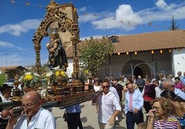 Momento del inicio de la procesión con la imagen de la Virgen de la Antigua