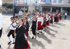 Salida de los jóvenes danzadores desde la Plaza Mayor para acudir a la eucaristía en la iglesia parroquial