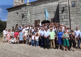 Los vecinos de El Tornadizo quisieron inmortalizar el momento de la fiesta en honor a la Virgen del Rosario