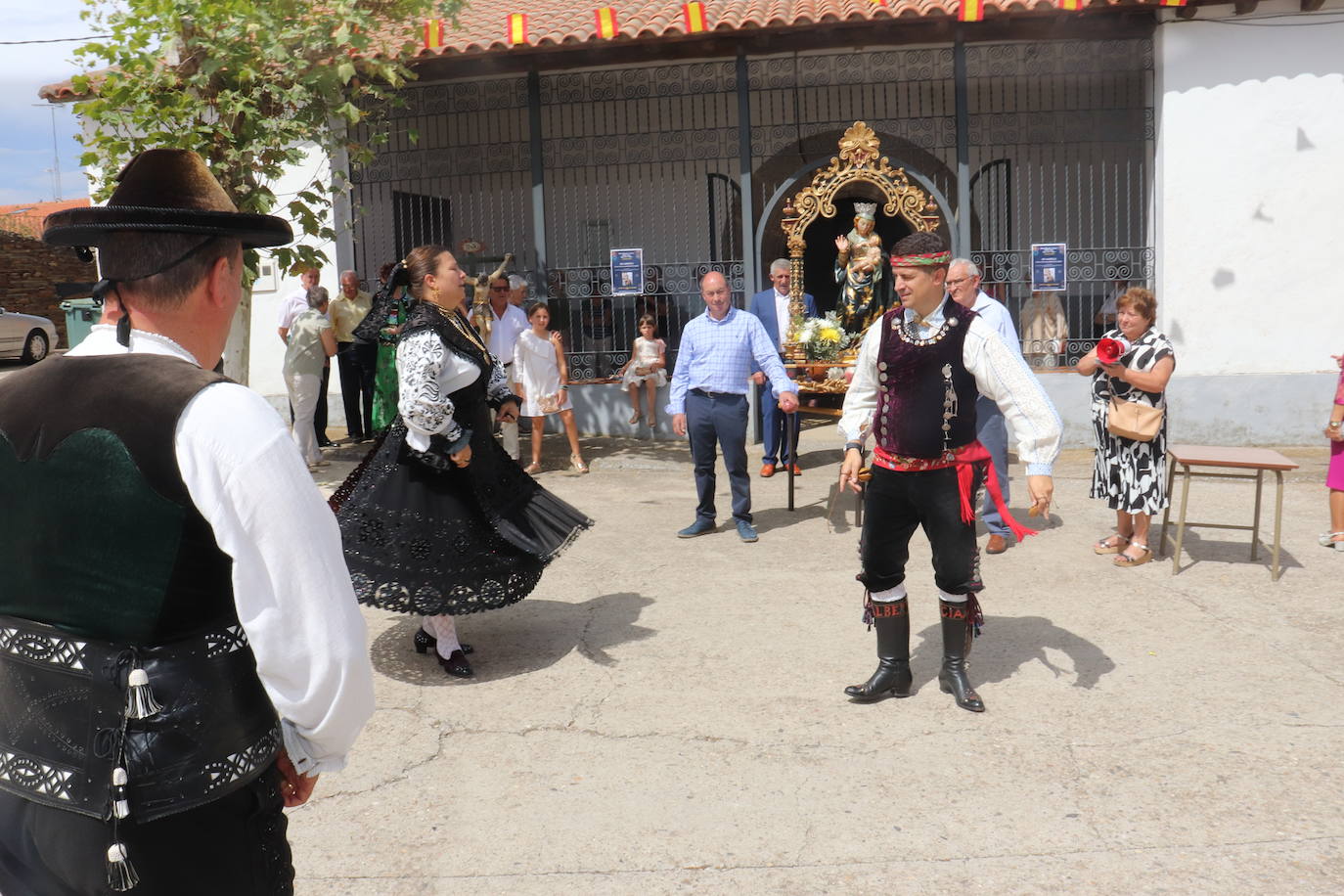 Los fieles de Aldeavieja de Tormes se vuelcan con la Virgen de la Antigua