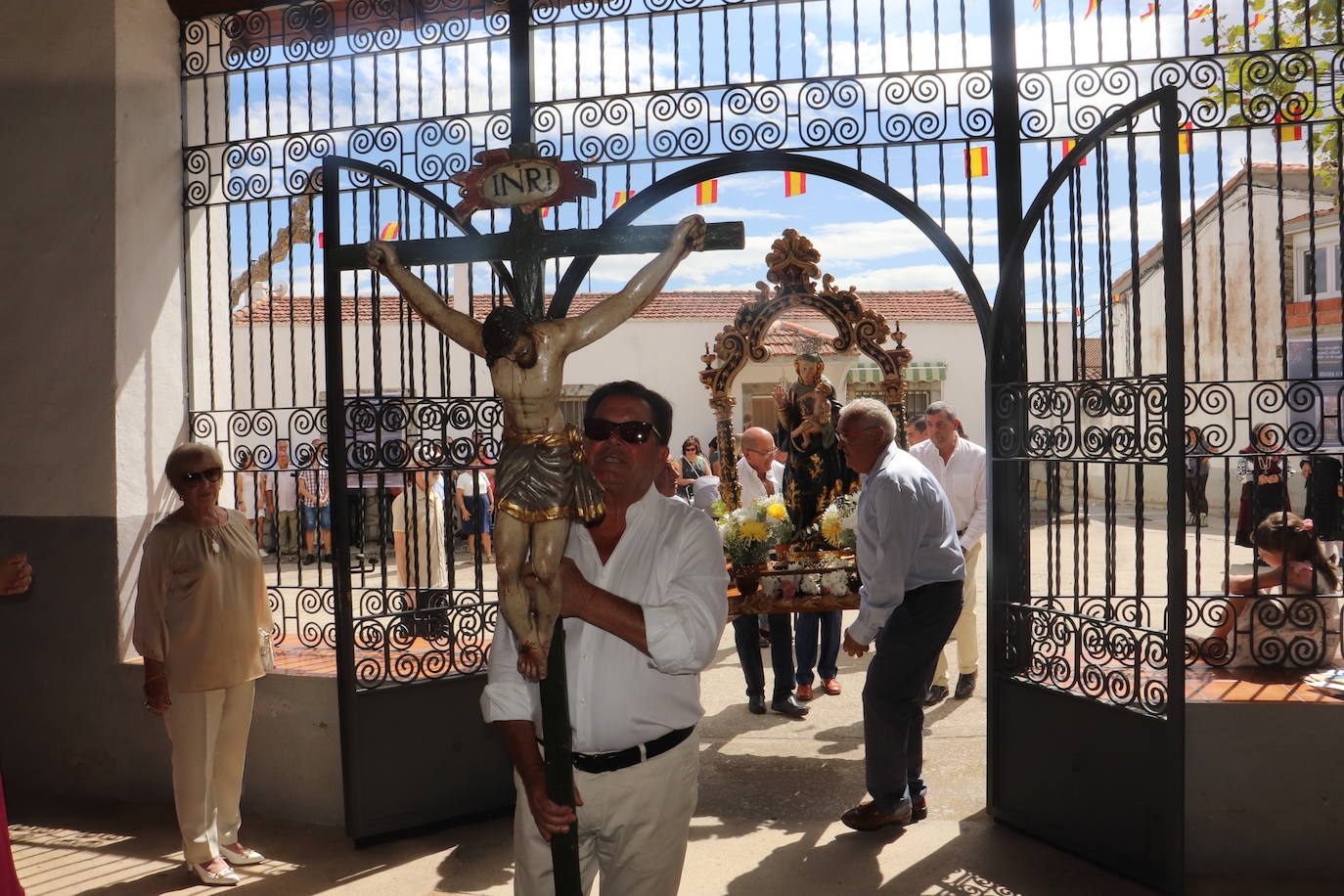 Los fieles de Aldeavieja de Tormes se vuelcan con la Virgen de la Antigua