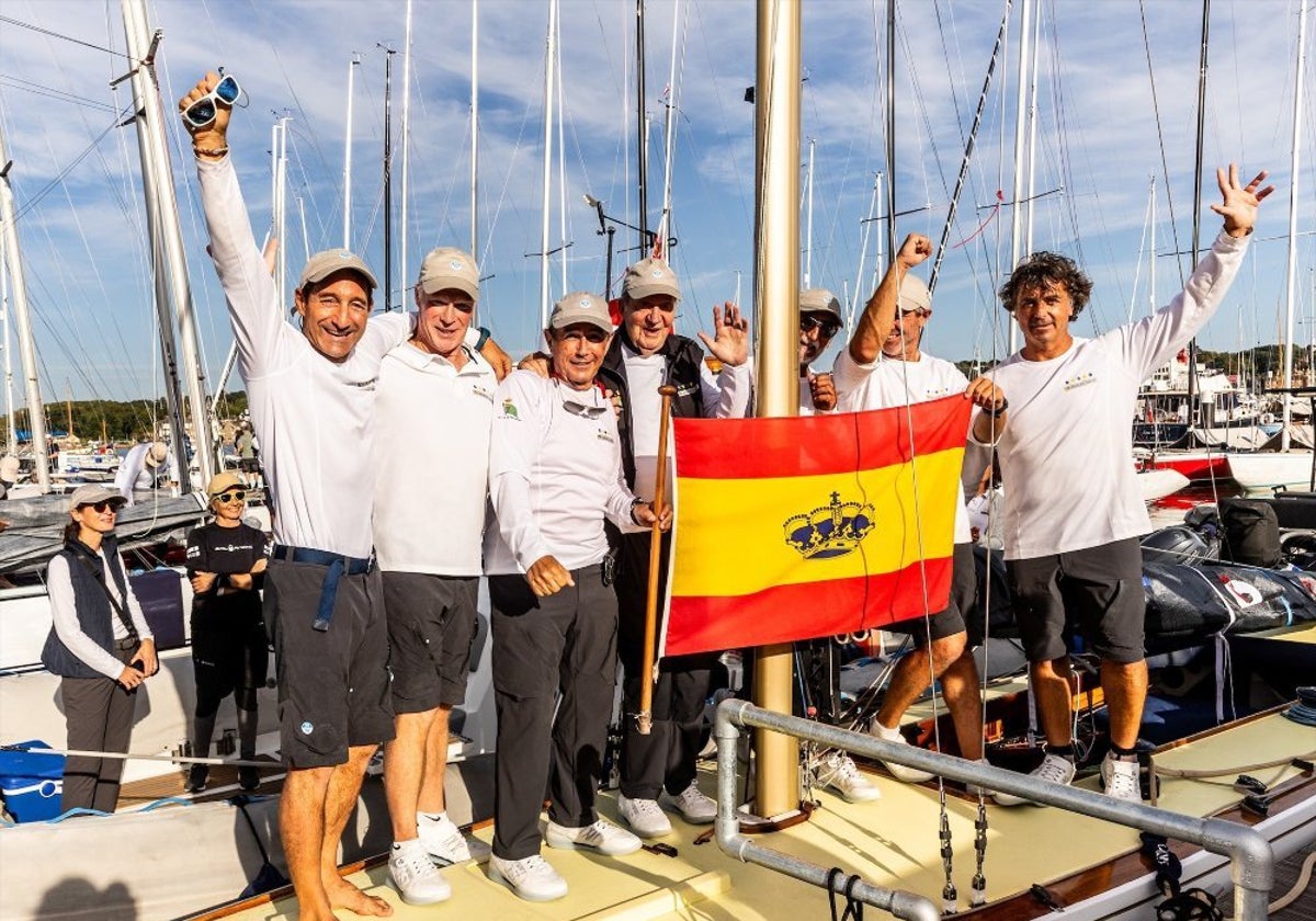 Juan Carlos y su tripulación al ganar el Mundial de Vela.