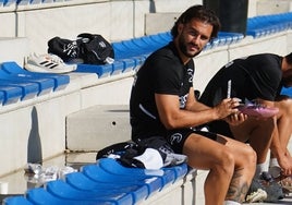 Mario Losada, junto a Álvaro Gómez en las gradas del Reina Sofía durante un entrenamiento.