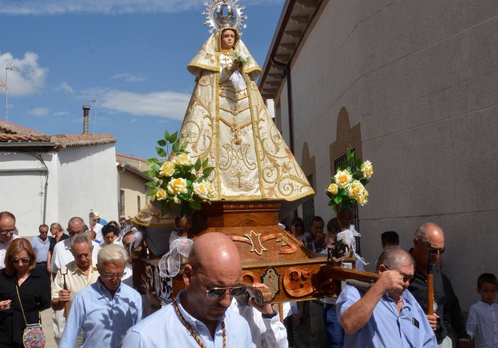 Honores a la Virgen de la Encina en la ermita de Macotera