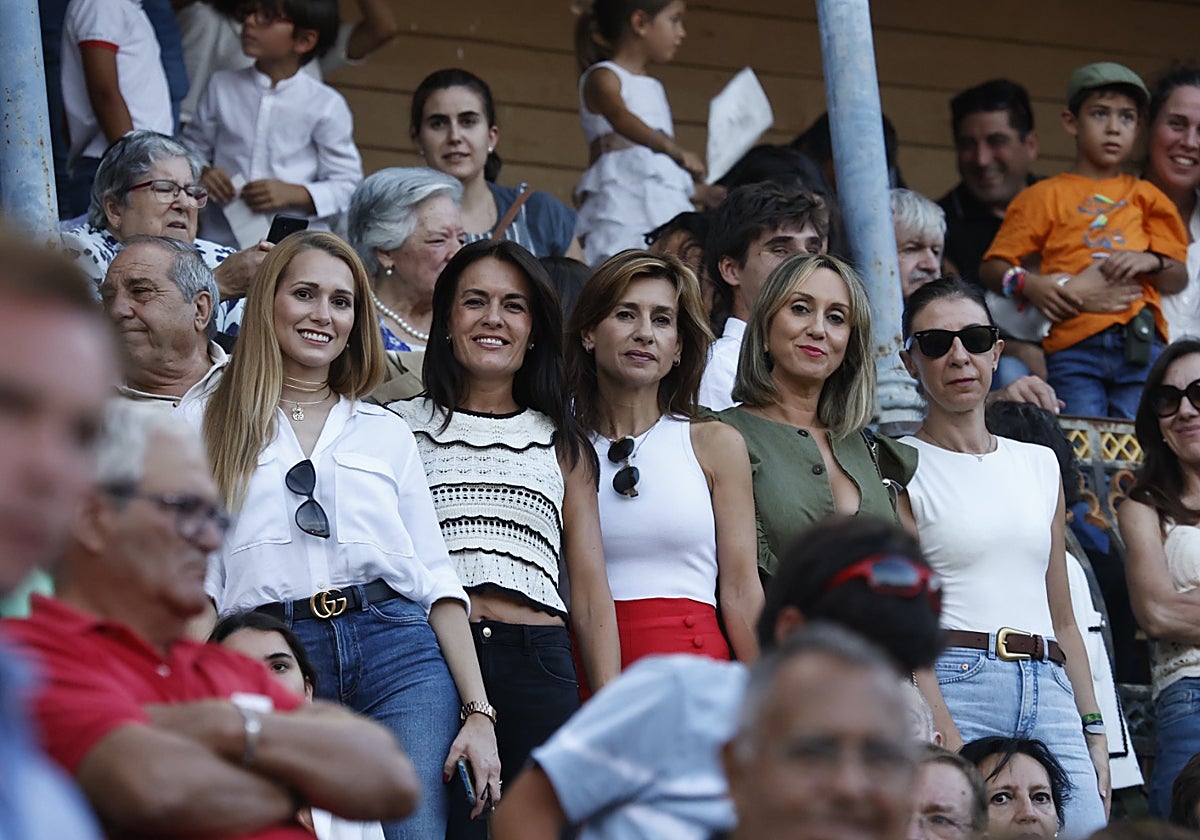 La afición &#039;calienta motores&#039; en el tradicional desenjaule