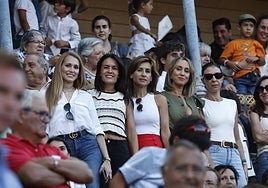Un grupo de buenas aficionadas en el tendido de La Glorieta