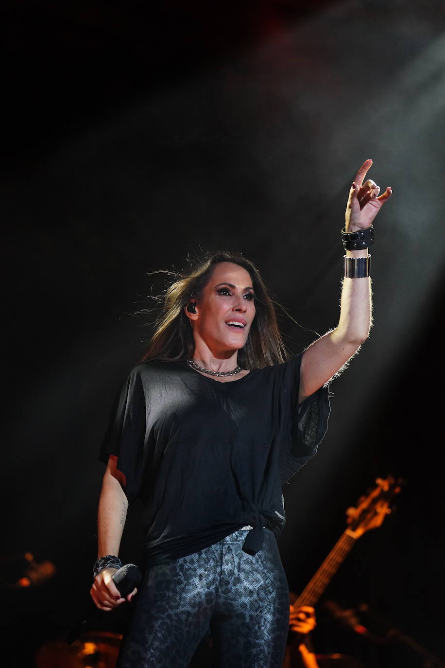 Miles de voces acompañan a Malú en su regreso a la Plaza Mayor