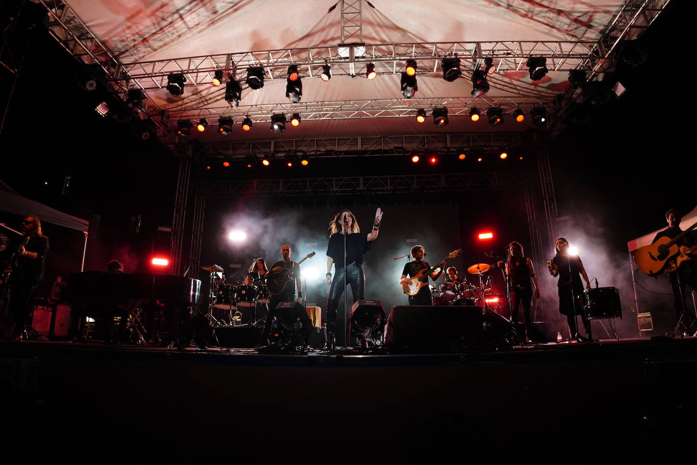 Miles de voces acompañan a Malú en su regreso a la Plaza Mayor