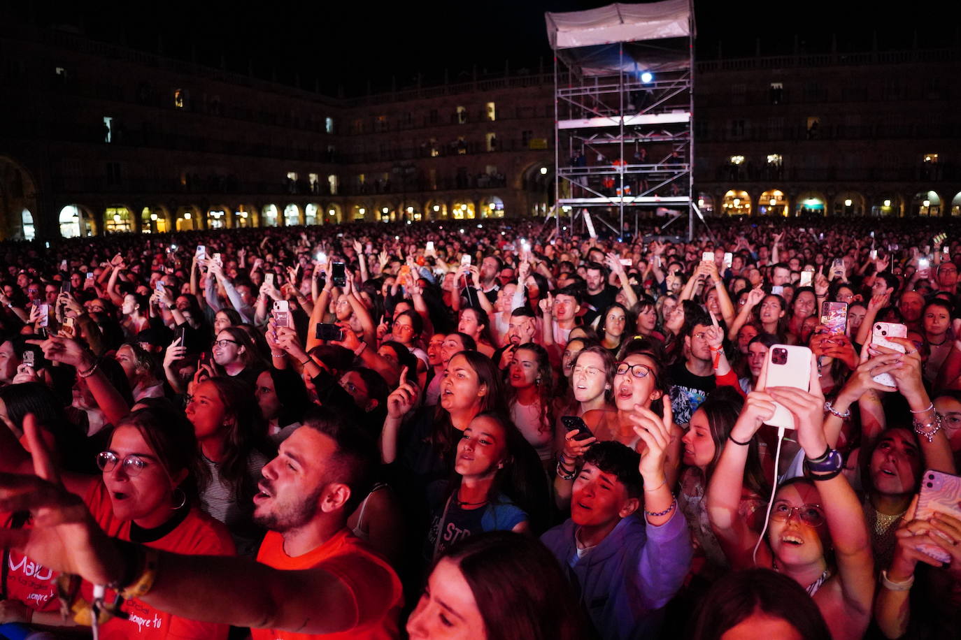 Miles de voces acompañan a Malú en su regreso a la Plaza Mayor