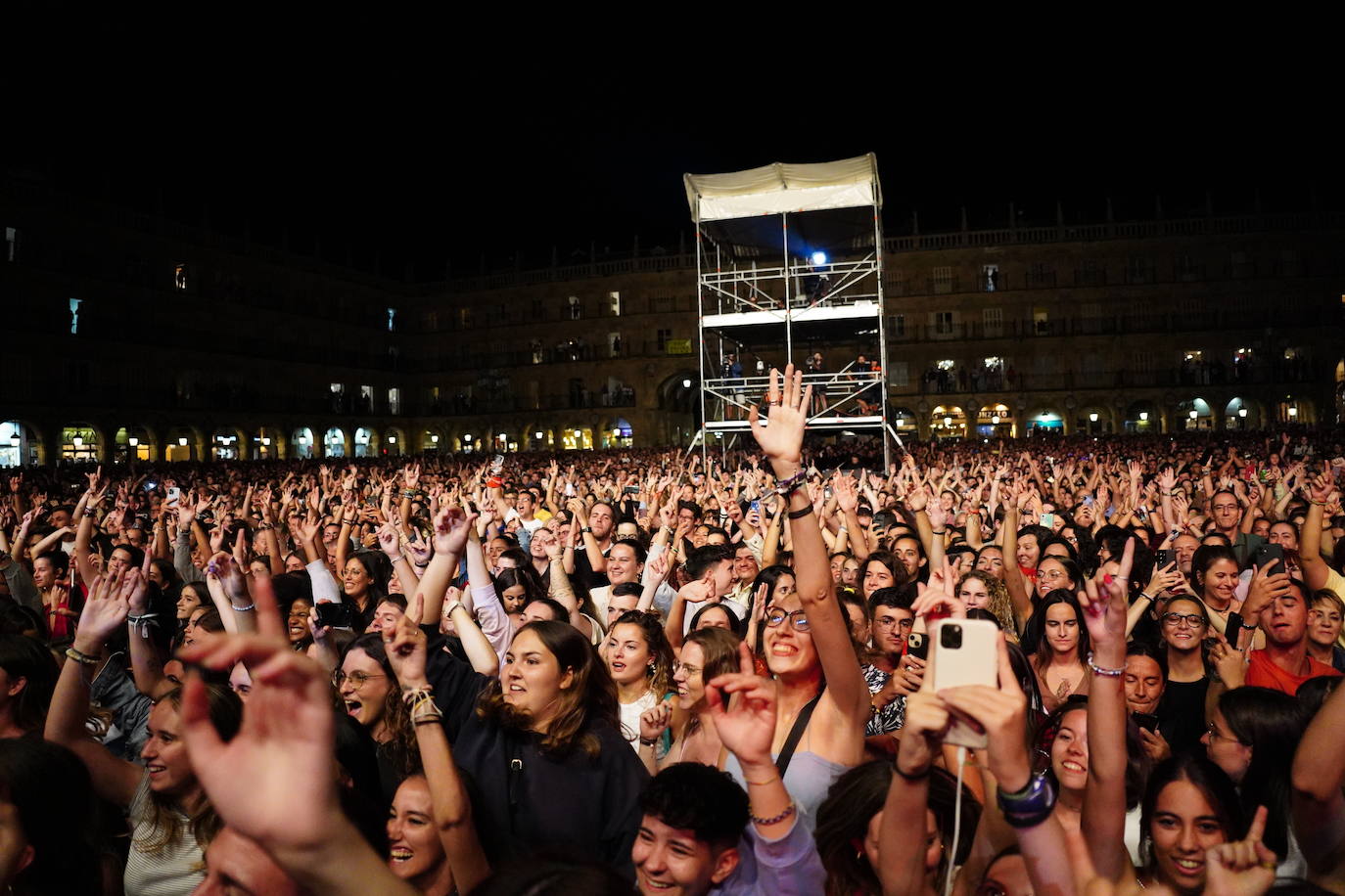 Miles de voces acompañan a Malú en su regreso a la Plaza Mayor