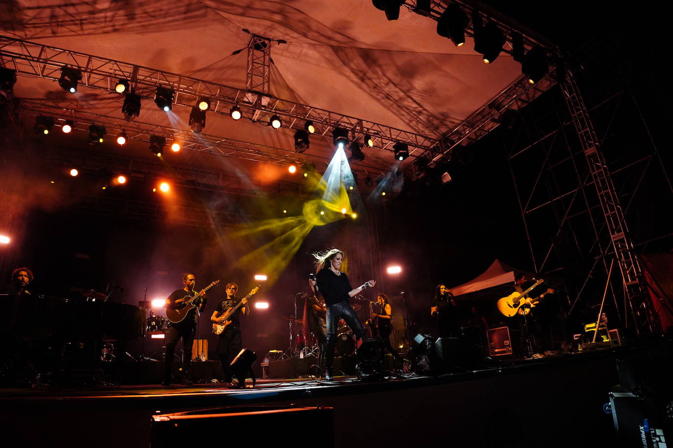 Miles de voces acompañan a Malú en su regreso a la Plaza Mayor