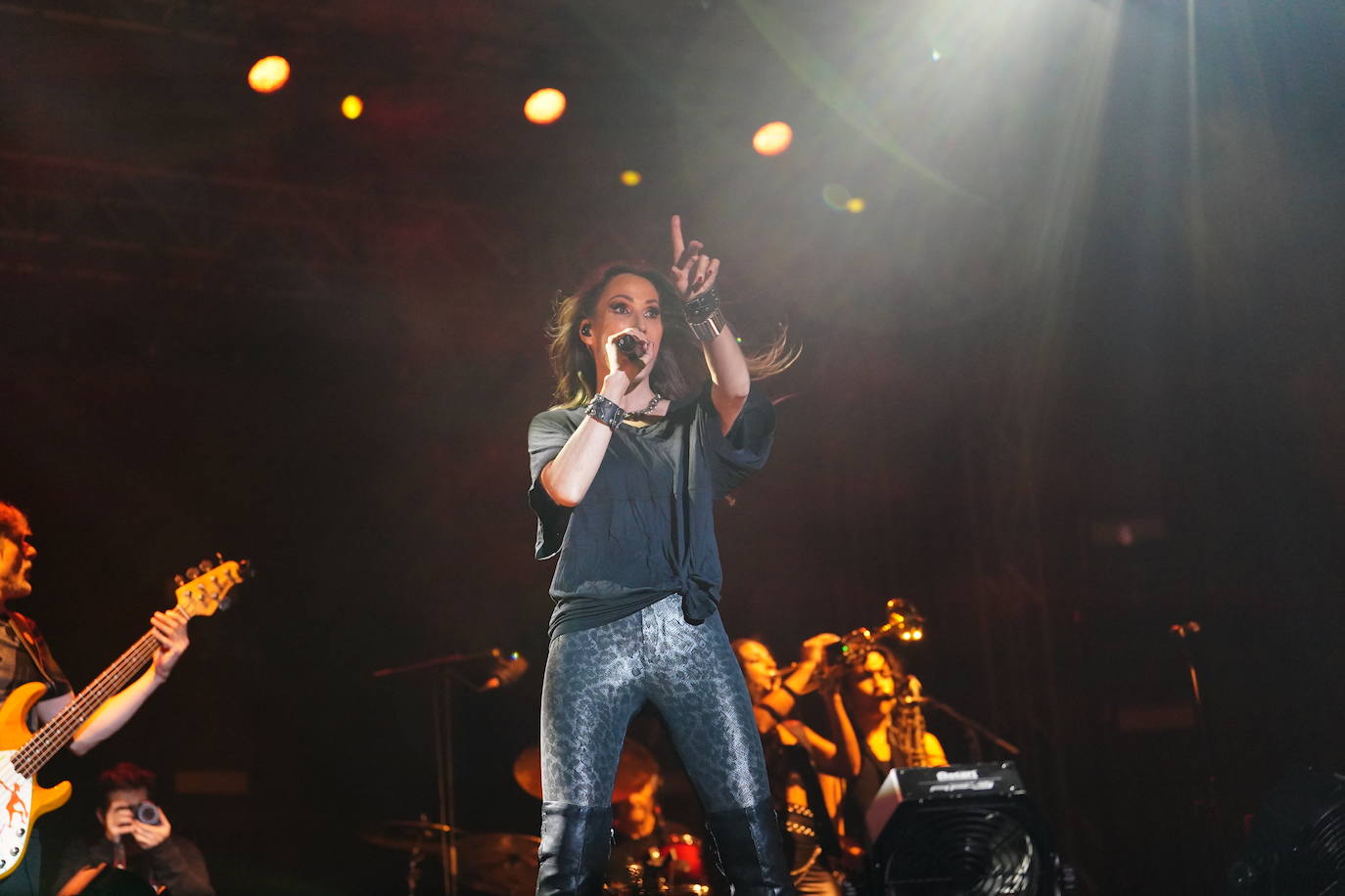 Miles de voces acompañan a Malú en su regreso a la Plaza Mayor