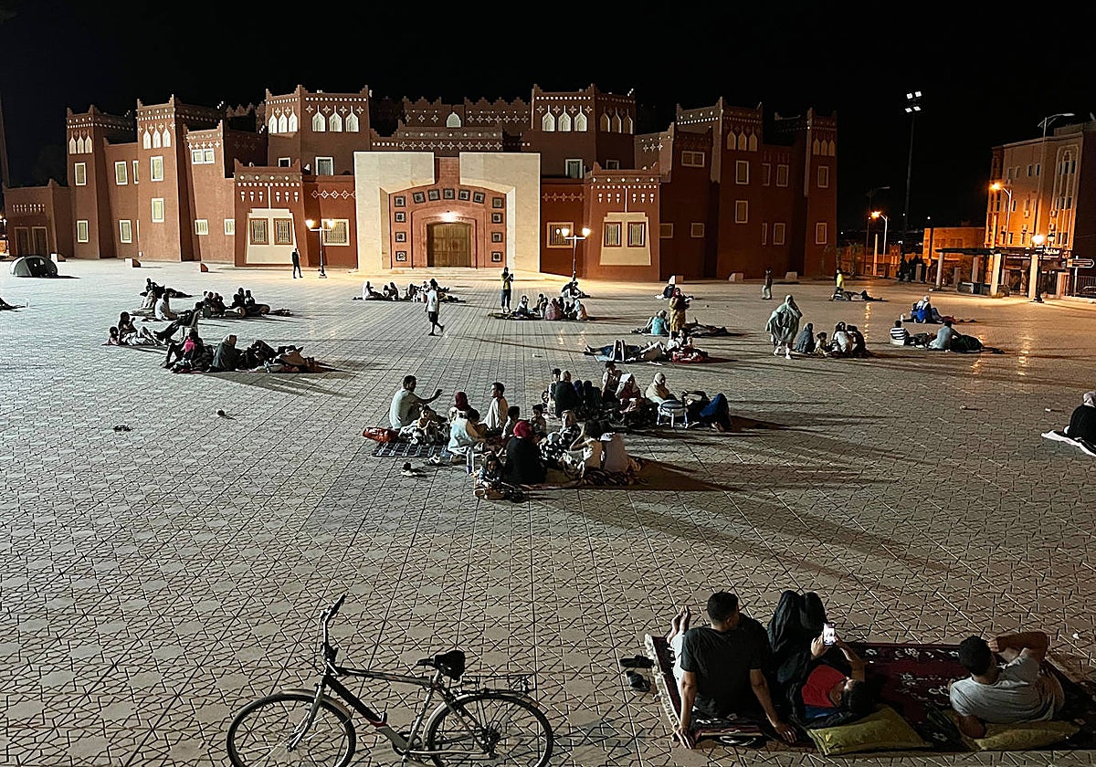 Grupos de personas evacuadas en Marruecos como consecuencia del terremoto.