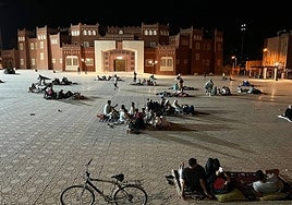 Grupos de personas evacuadas en Marruecos como consecuencia del terremoto.