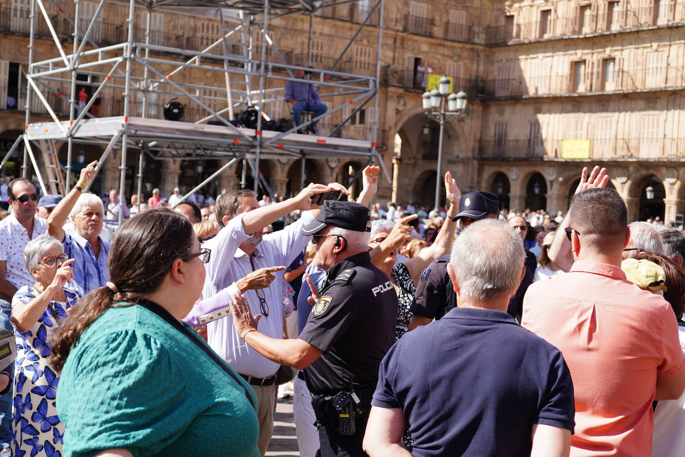 En imágenes: así fue el encontronazo entre los manifestantes contra la amnistía y los tamborileros