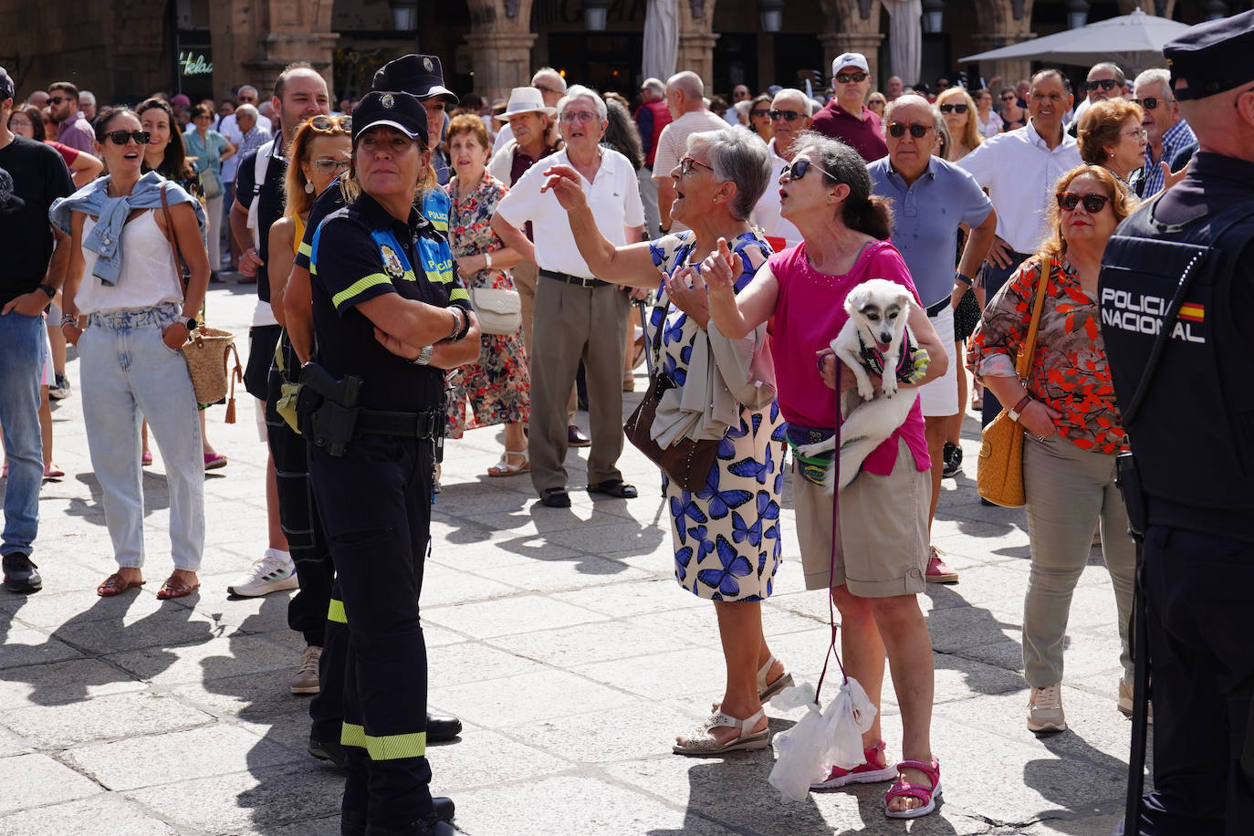 En imágenes: así fue el encontronazo entre los manifestantes contra la amnistía y los tamborileros