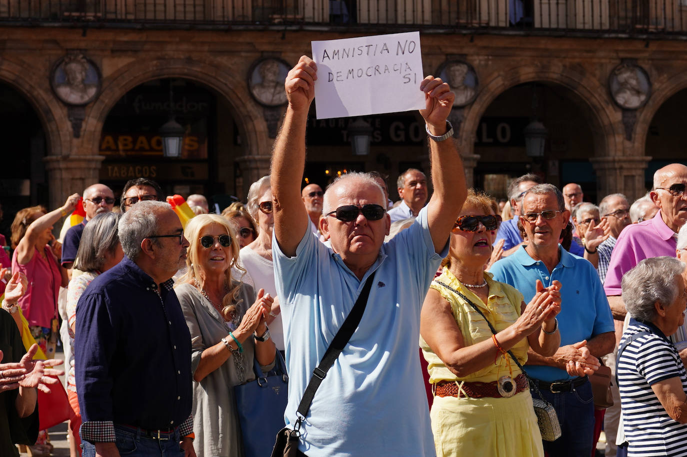 En imágenes: así fue el encontronazo entre los manifestantes contra la amnistía y los tamborileros