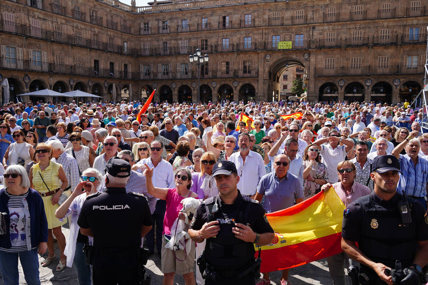 En imágenes: así fue el encontronazo entre los manifestantes contra la amnistía y los tamborileros