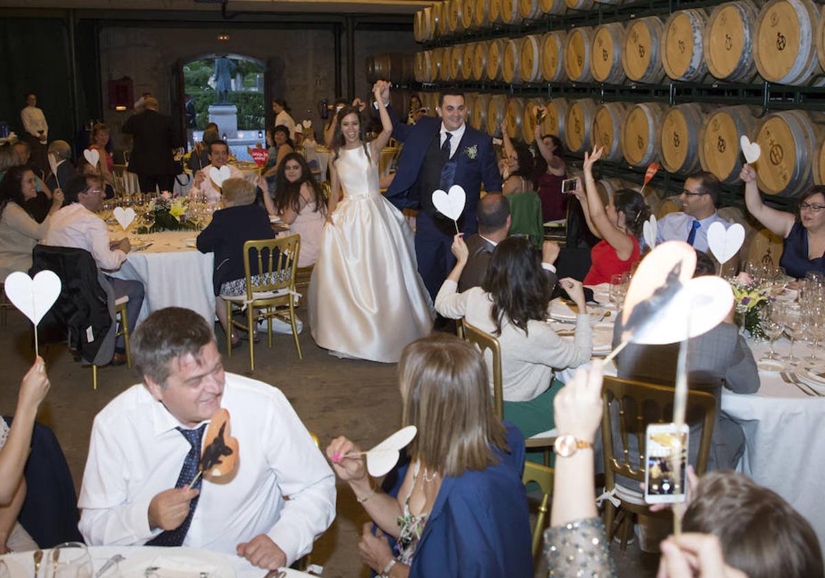 Una pareja de novios son recibidos por sus invitados en la celebración de su compromiso.