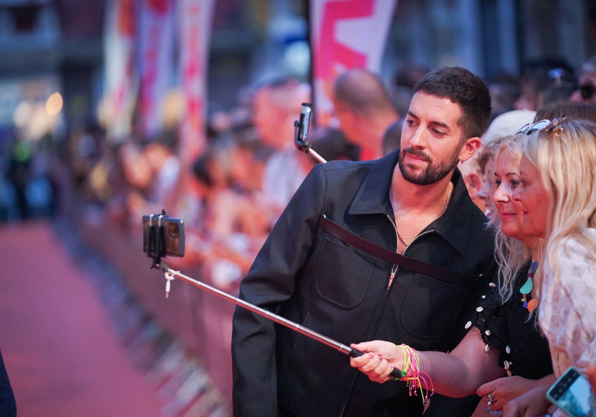 Broncano se hace un selfie con sus fans en Vitoria.