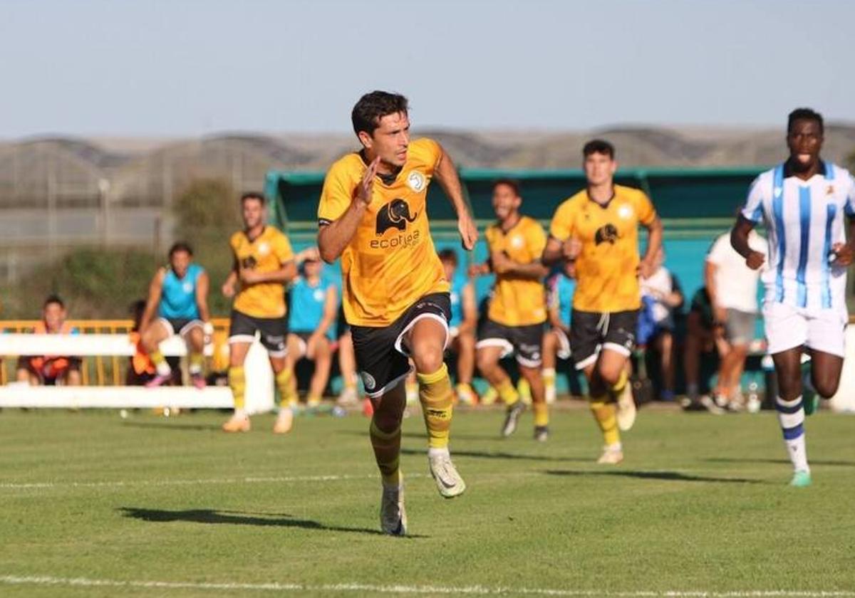 Héctor Nespral en el choque ante la Real Sociedad B