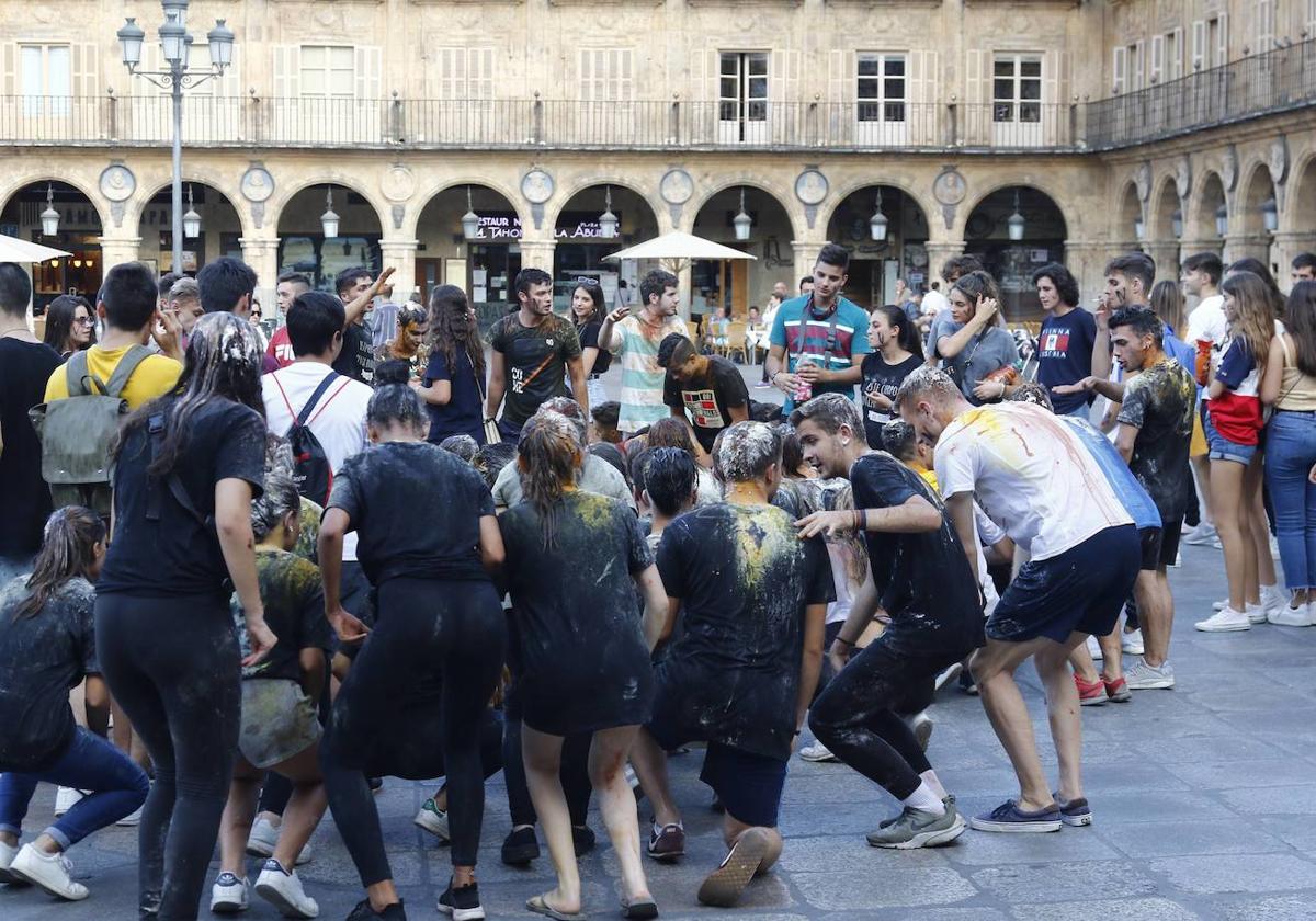 Una imagen de novatadas en la Plaza Mayor.