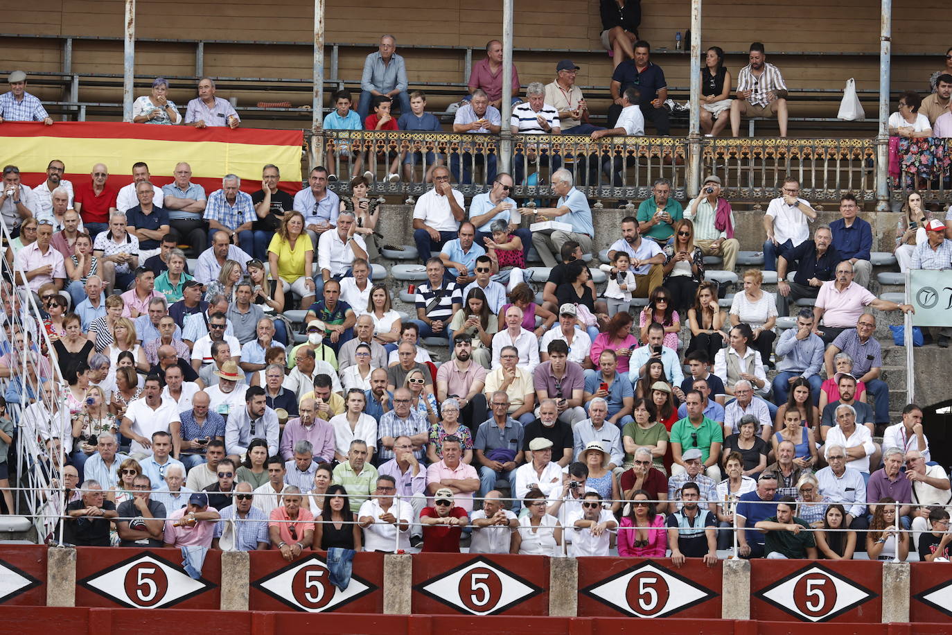 Panorámica del tendido cinco durante la corrida de toros de este domingo