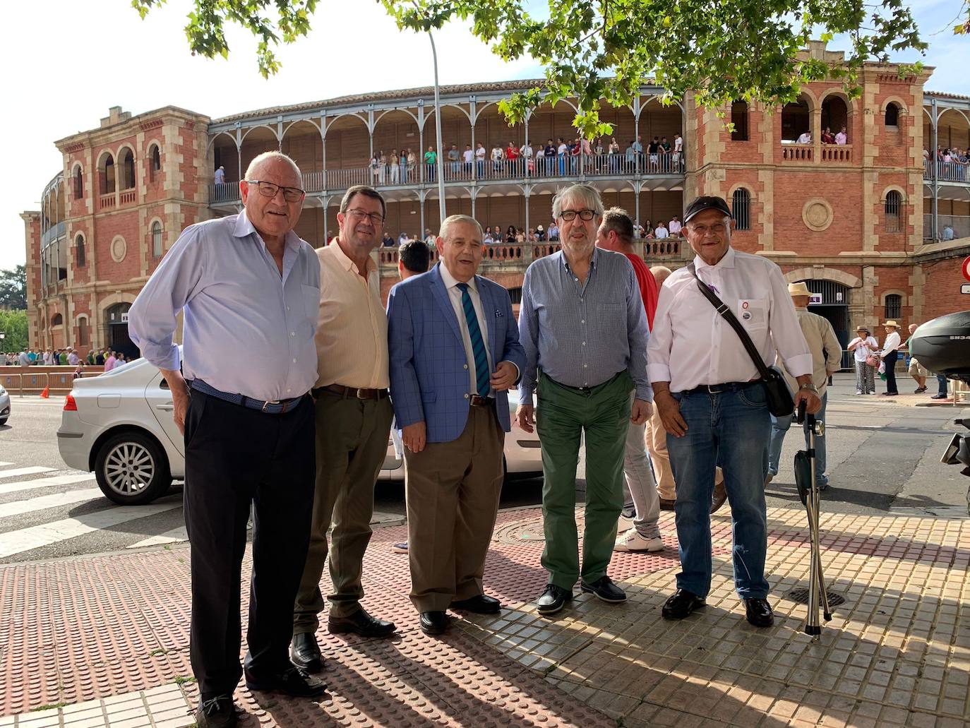 Félix, José Antonio, Samuel, Lauren y Tato, mirobrigenses apoyando a Diosleguarde.