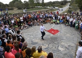 Baile de la bandera, una de las muchas tradiciones.