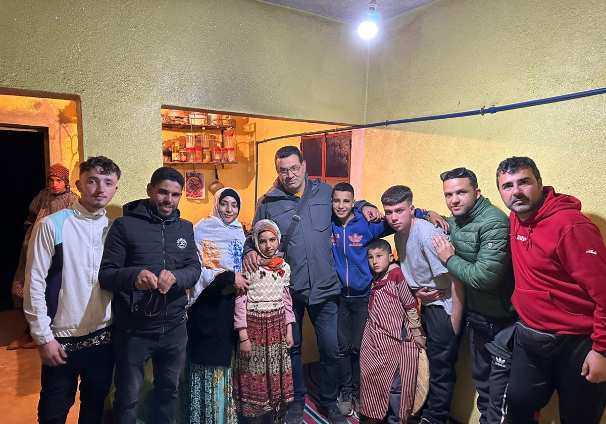 Ali Boujerfaoui, con abrigo verde, junto a la población de Sidi Ifni, en Marruecos.