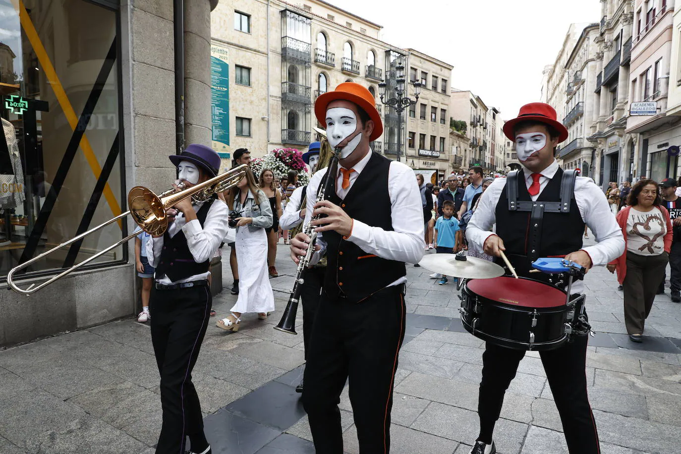 Teatro, música y circo recorren las rúas salmantinas