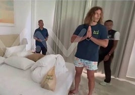 Daniel Sancho explica a los agentes como descuartizó a Edwin Arrieta.