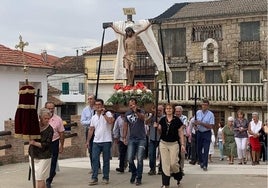 Traslado del Cristo de la Victoria a la iglesia el pasado jueves. fotos: