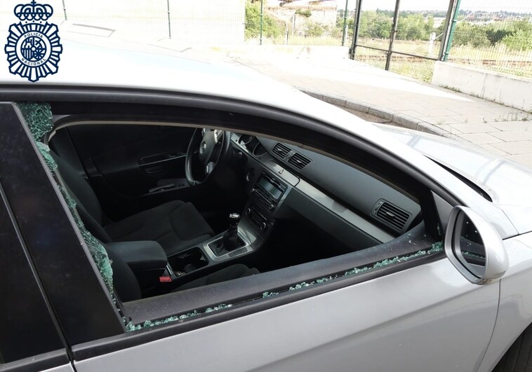 Así quedó la ventanilla del vehículo en el que intentaron robar.