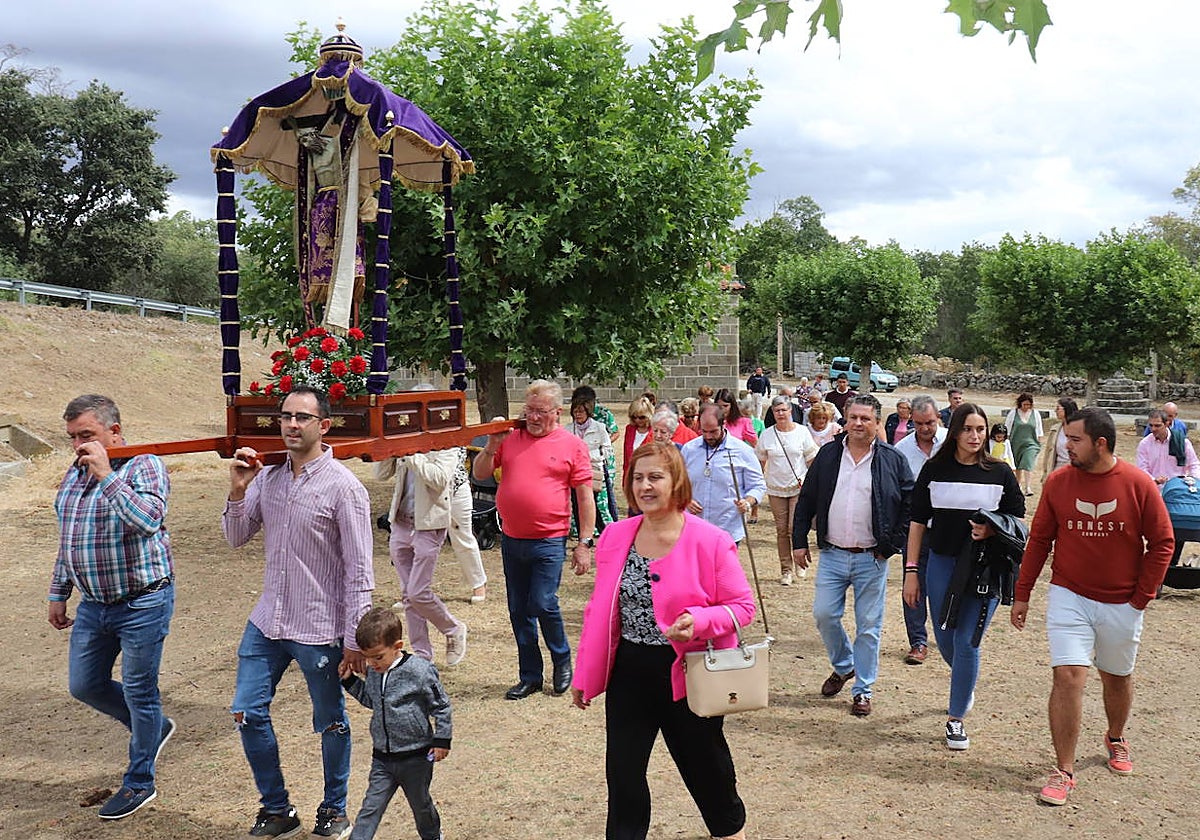 Imagen de la subida del Cristo de Valvanera desde la ermita a la iglesia para celebrar allí la novena