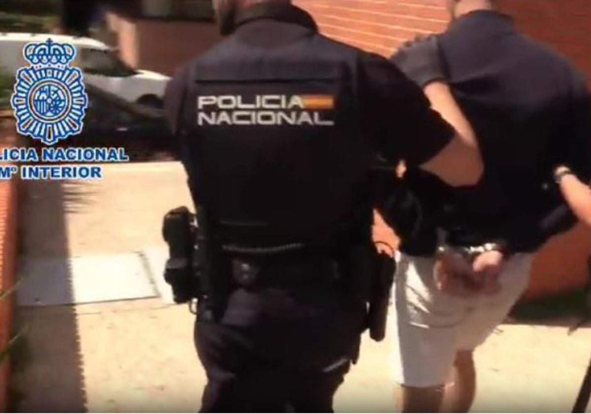 La Policía Nacional detiene al presunto agresor.