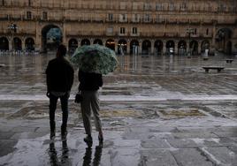 Una imagen de lluvias en la Plaza Mayor.