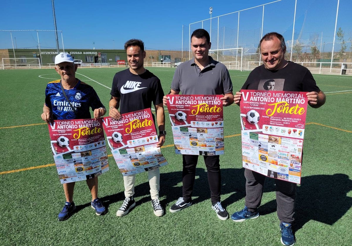 Ayuntamiento y organizadores en la presentación del torneo