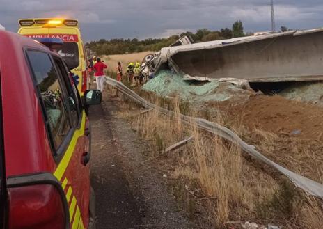 Imagen secundaria 1 - Excarcelación del fallecido en el accidente registrado este martes en la A-66. fotos.