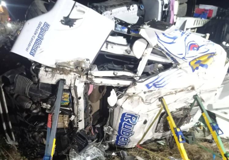 Imagen principal - Excarcelación del fallecido en el accidente registrado este martes en la A-66. fotos.