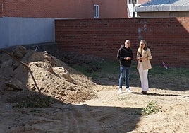 El concejal de Comercio, Juan Carlos Bueno, y la edil de Fomento, Marta Labrador, en la parcela municipal.