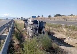 Aparatoso vuelco en la A-66, en la entrada de Guijuelo