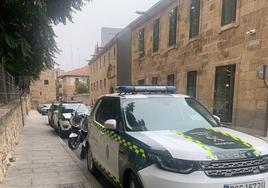 Vehículos de la Guardia Civil de Tráfico a la puerta de los Juzgados de Colón.